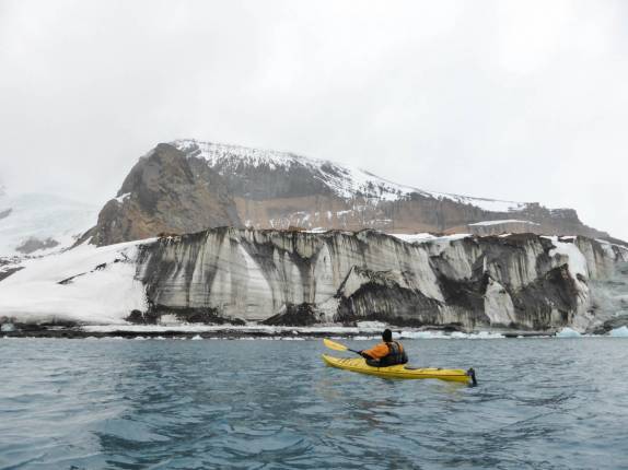 Remando em frente ao cenário imponente de Brown Bluff, na Antártida continental